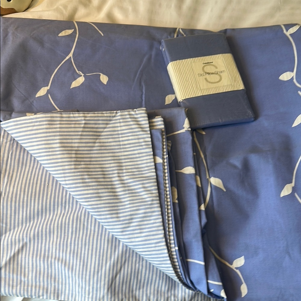 NWOT Crate and Barrel Blue Floral Bedding Set Full/Queen duvet cover w 1 Sham